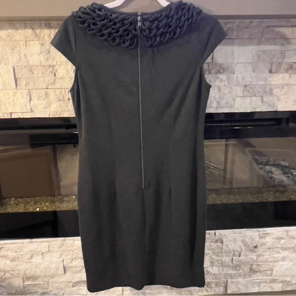 Taylor size‎ 6 sheath dress with accent neckline - Picture 5 of 8